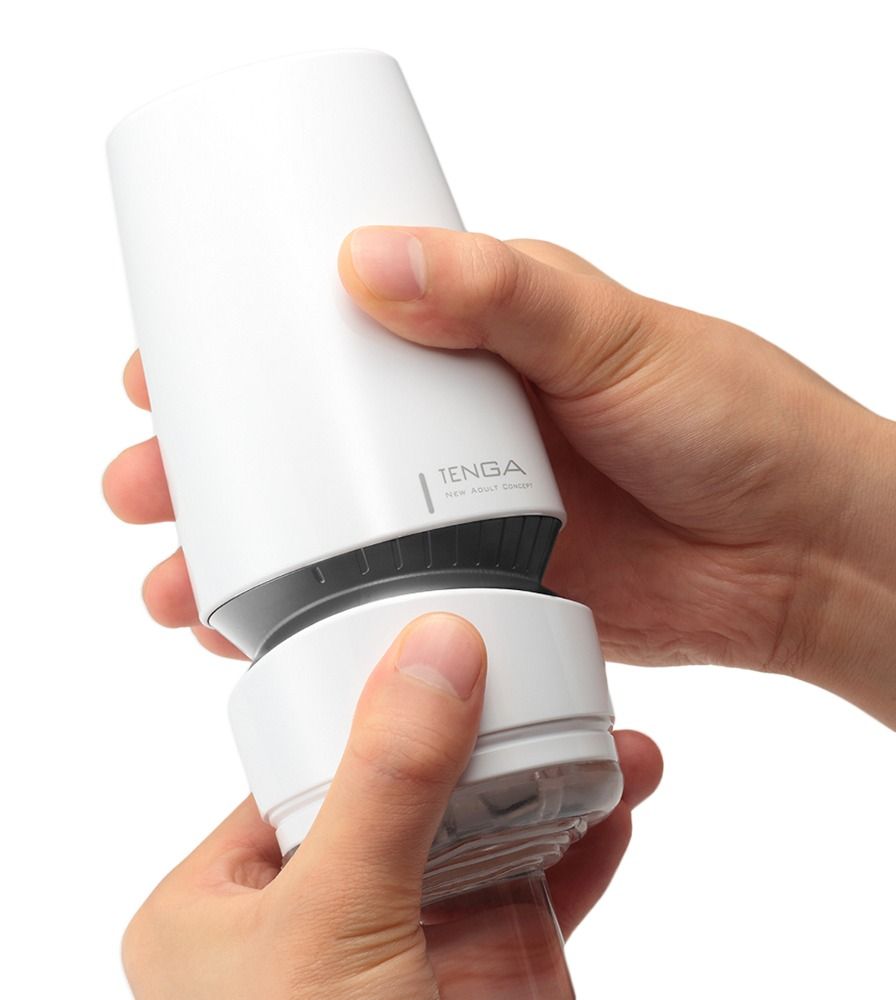 Hände halten ein weißes Masturbationsgerät. Das Produkt ist in zwei Teile geteilt. Der Name TENGA ist sichtbar.