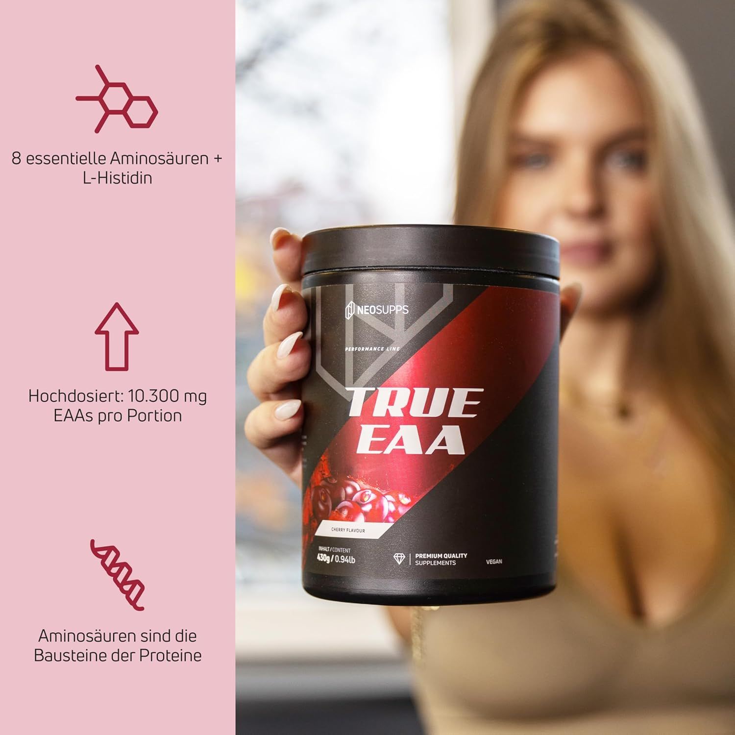 Schwarze Dose mit rotem Etikett. Aufschrift: TRUE EAA. Frau hält Dose. Text: 10.300 mg EAAs pro Portion. 8 essentielle Aminosäuren + L-Histidin.