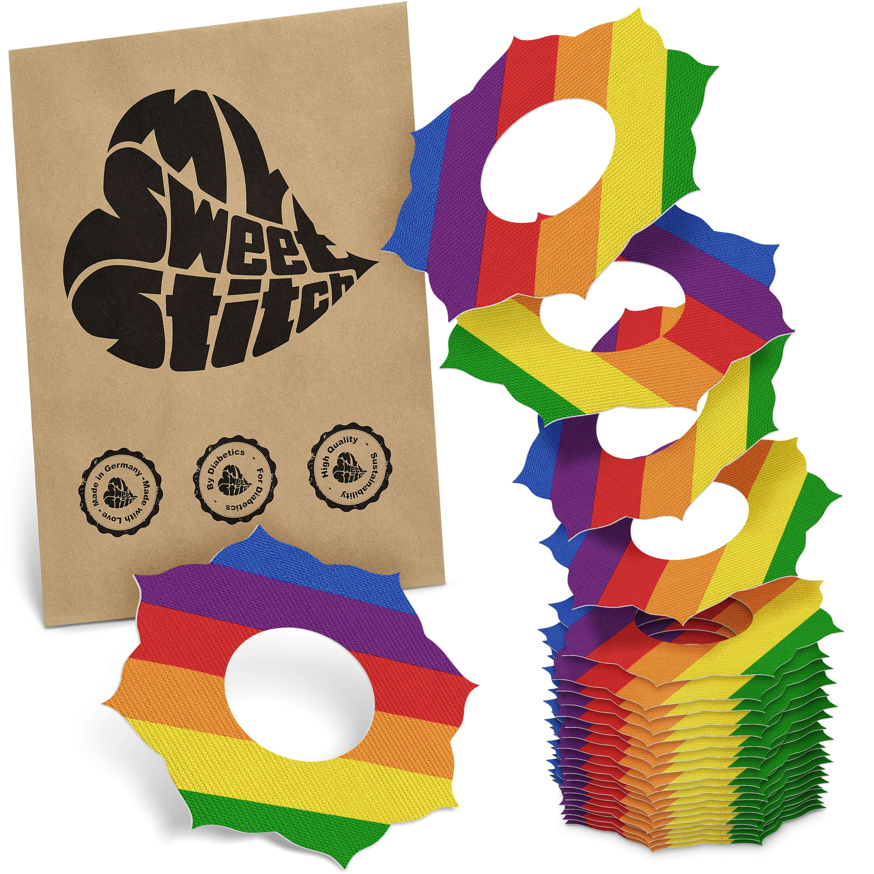 Mehrfarbige Fixierringe mit Regenbogenmuster und brauner Verpackung mit Logo. Stapel von Ringen und offene Verpackung.