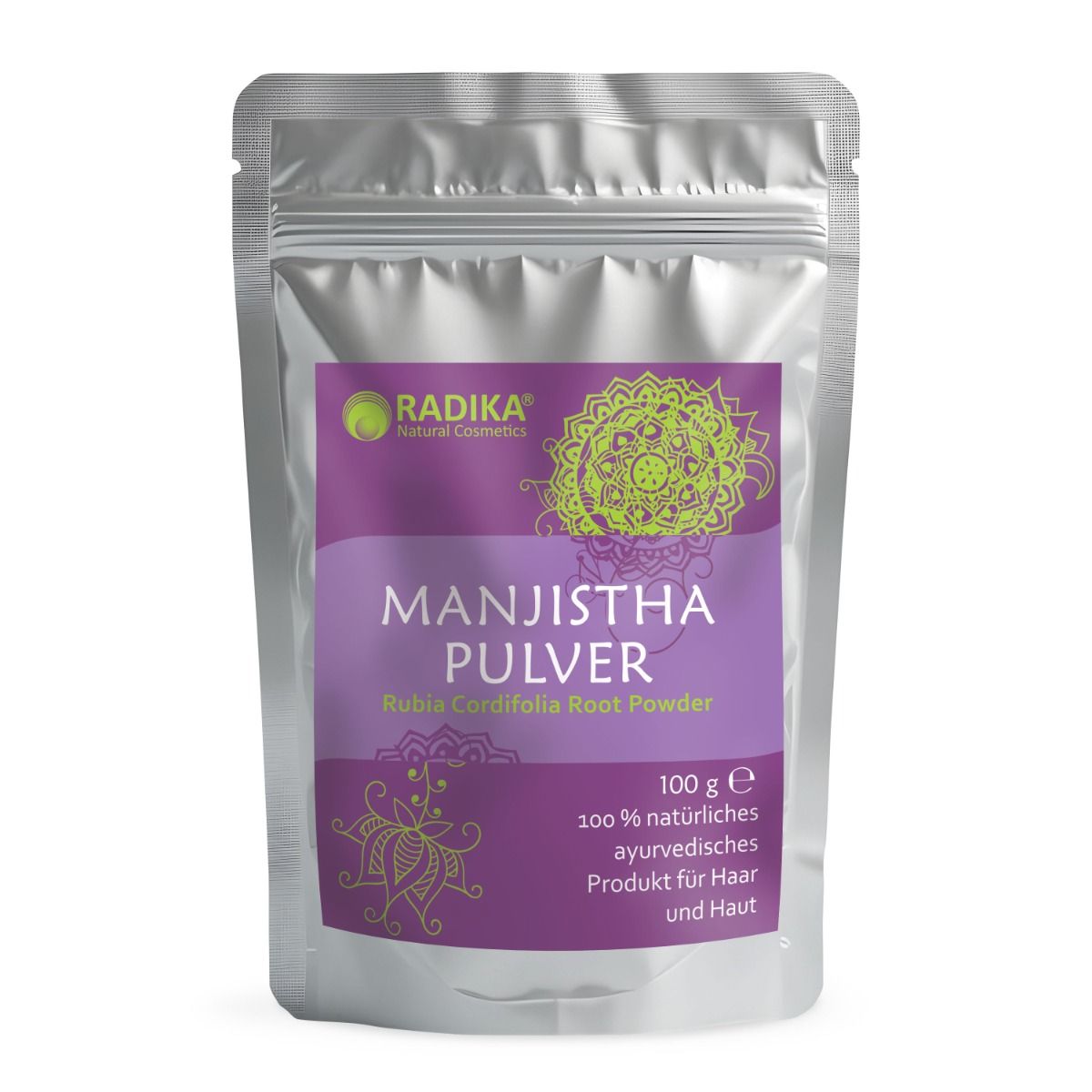 Silberfarbene Beutel mit lila Etikett. Aufschrift: MANJISTHA PULVER, Rubia Cordifolia Root Powder. 100 g. 100 % natürliches ayurvedisches Produkt für Haar und Haut. Marke: RADIKA.