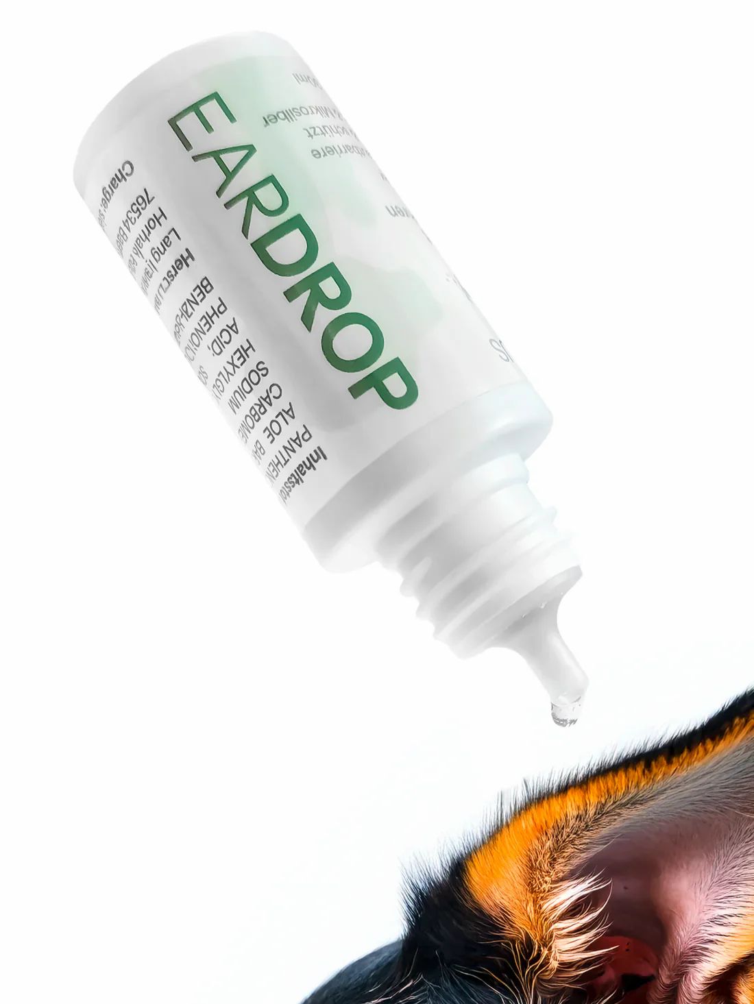 Weiße Flasche mit grüner Aufschrift EARDRP. Tropfen fallen auf ein Hundeohr. Produktname und Inhaltsstoffe sichtbar.