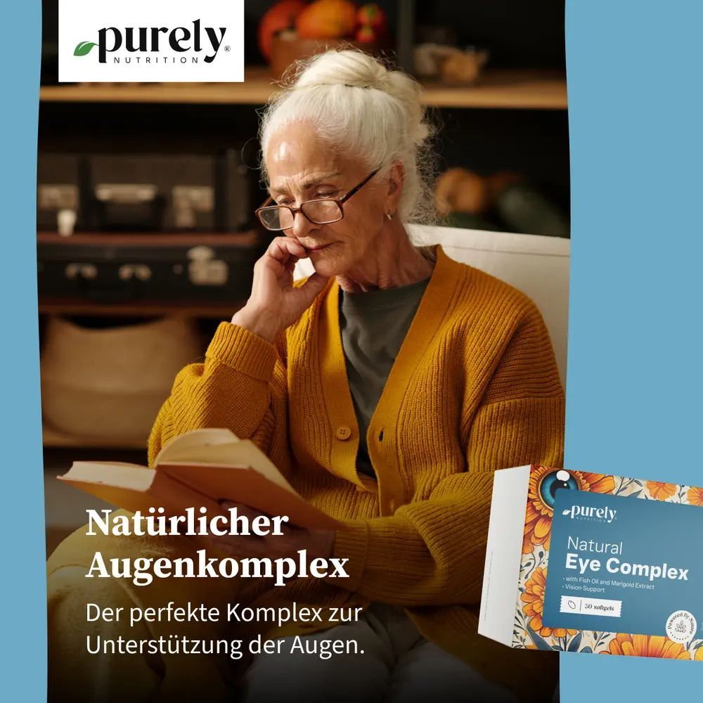 Ältere Frau liest. Purely Natural Eye Complex-Verpackung im Hintergrund. Produktname und Text auf der Verpackung sichtbar.