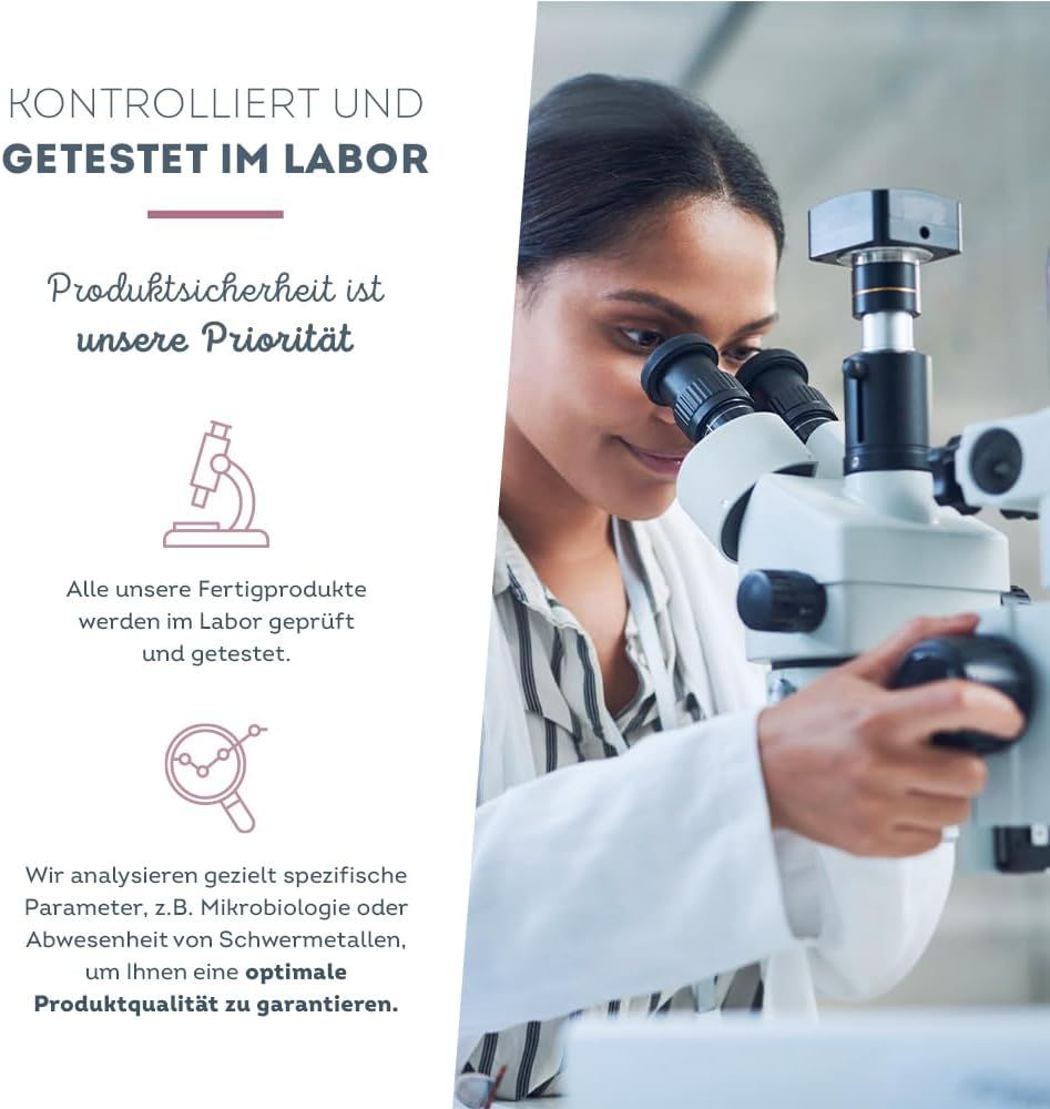 Frau im Labor. Mikroskop. Text: Produktqualität. Flasche mit Etikett. Analyse von Parametern, z.B. Mikrobiologie, Schwermetallen.