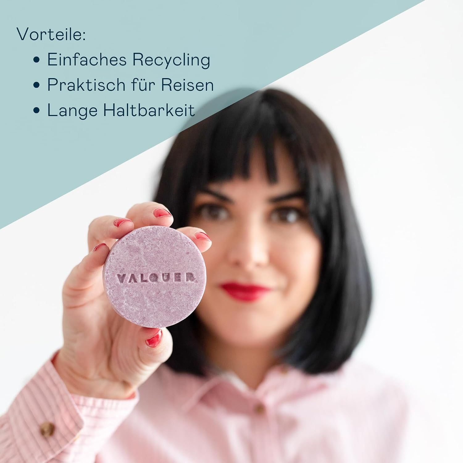 Frau hält eine runde, lila Seife mit der Aufschrift 'VALQUER'.