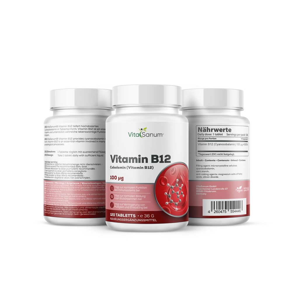 Drei Flaschen VitaSanum Vitamin B12. Weiße Flaschen mit roten Etiketten. Produktinformationen und Molekülstruktur sichtbar.
