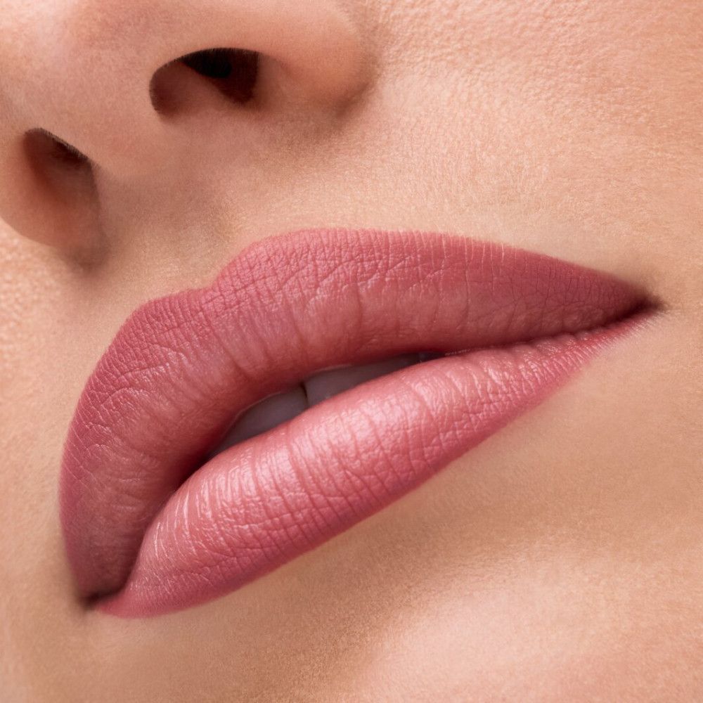 Nahaufnahme von Lippen, die mit rosa Lippenstift geschminkt sind.