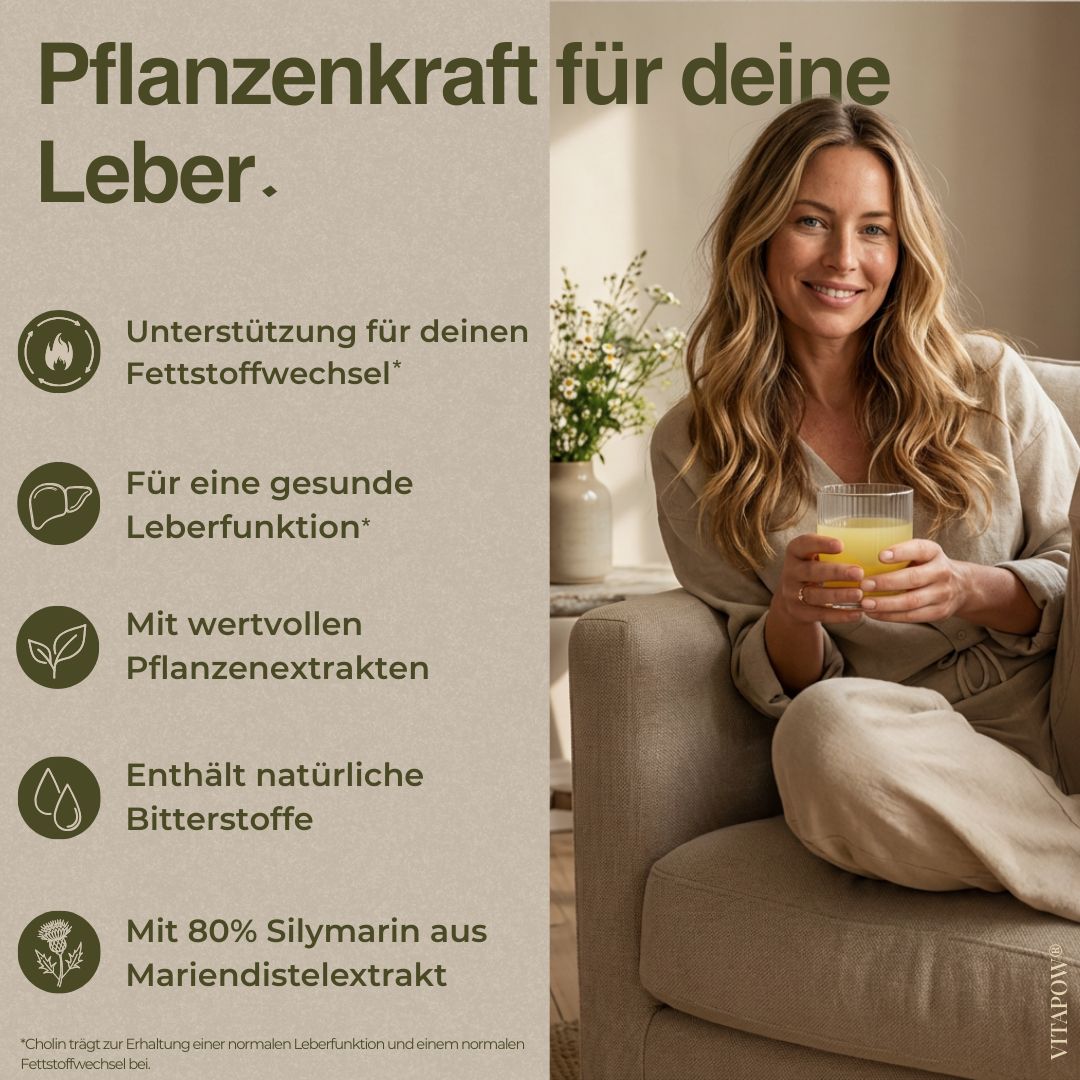 Frau sitzt auf Sofa, hält Glas mit Getränk. Text: Unterstützung für Fettstoffwechsel, gesunde Leberfunktion, Pflanzenextrakte.