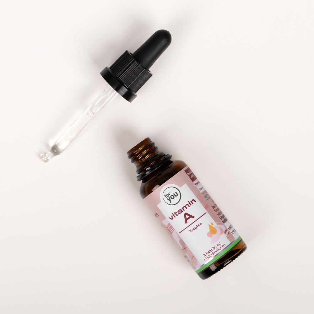 Braune Glasflasche mit Tropfer daneben. Aufschrift: for you Vitamin A Tropfen. Rosa Etikett mit gelben Tropfen.