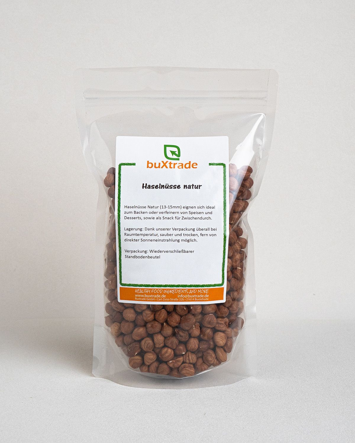 Transparente Tüte mit Haselnüssen. Aufdruck: buXtrade Haselnüsse Natur. Wiederverschließbar.