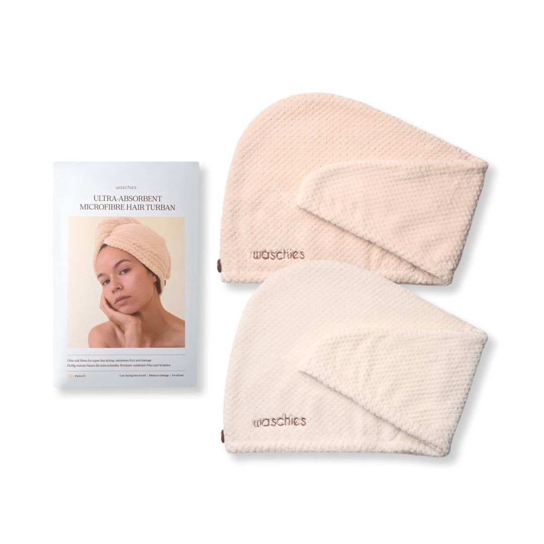Zwei cremefarbene Haarturbane und eine Produktverpackung. Verpackung: Ultra-absorbierender Mikrofaser-Haarturban, Frau mit Turban.