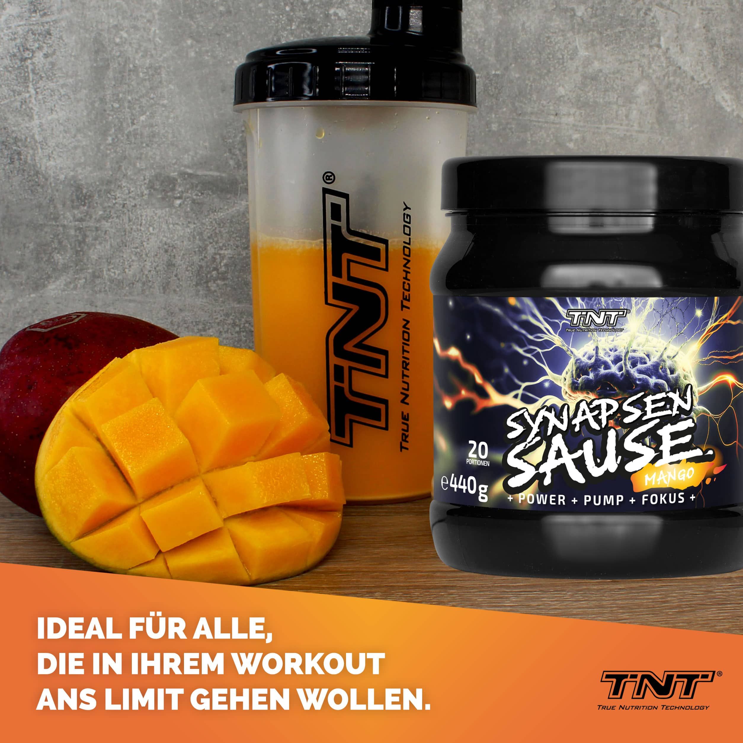 Produktglas TNT Synapsensause, Mango, neben Shaker, Mango-Stücken und einer roten Frucht. Text: Workout.