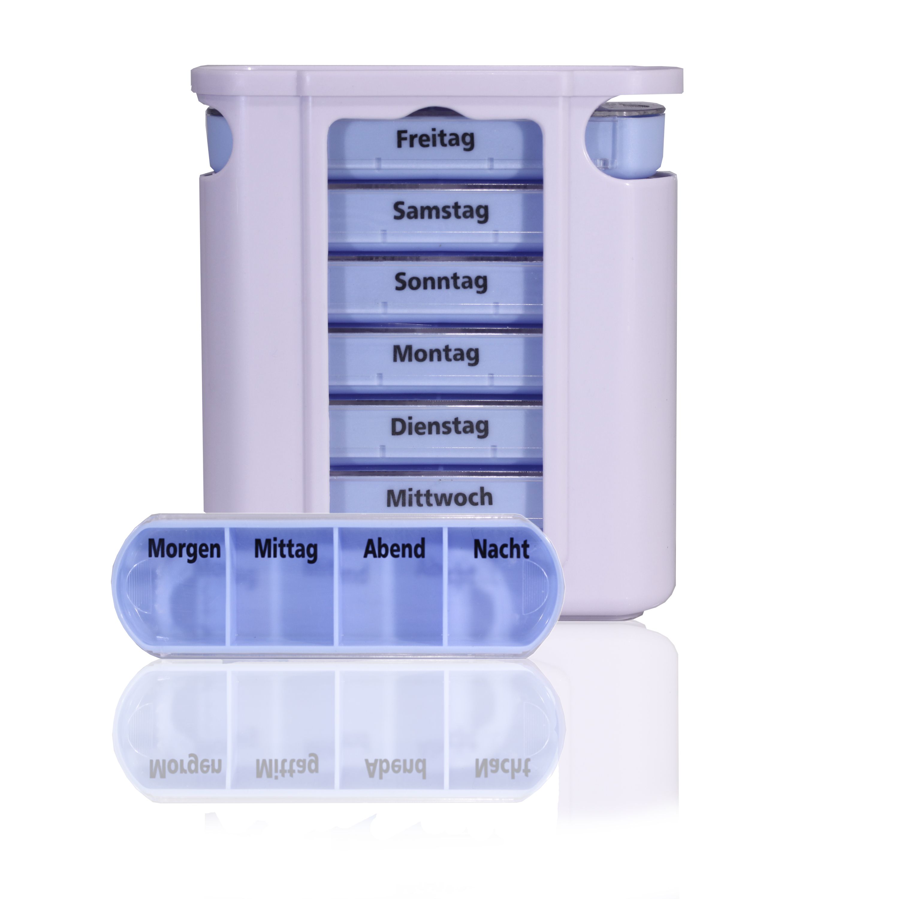 Weiß-lila Pillenbox-Turm mit Tageseinteilung. Separater, ovaler Behälter mit Fächern für Morgen, Mittag, Abend, Nacht. Beschriftung in Deutsch.