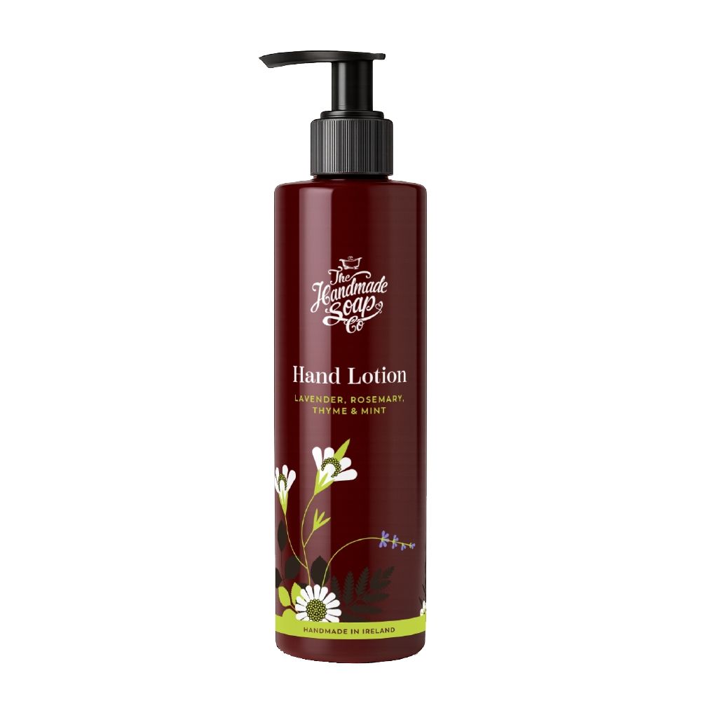 Braune Handlotion-Flasche mit schwarzem Pumpkopf. Aufschrift: Hand Lotion, Lavendel, Rosmarin, Thymian & Minze. Blumenmuster.