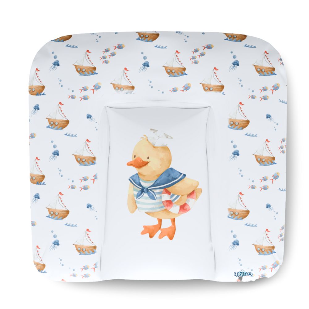 Weiche Wickelauflage mit Entenmotiv. Quadratische Form mit erhöhtem Rand. Enten-Illustration in der Mitte, Schiffe und Fische als Muster.