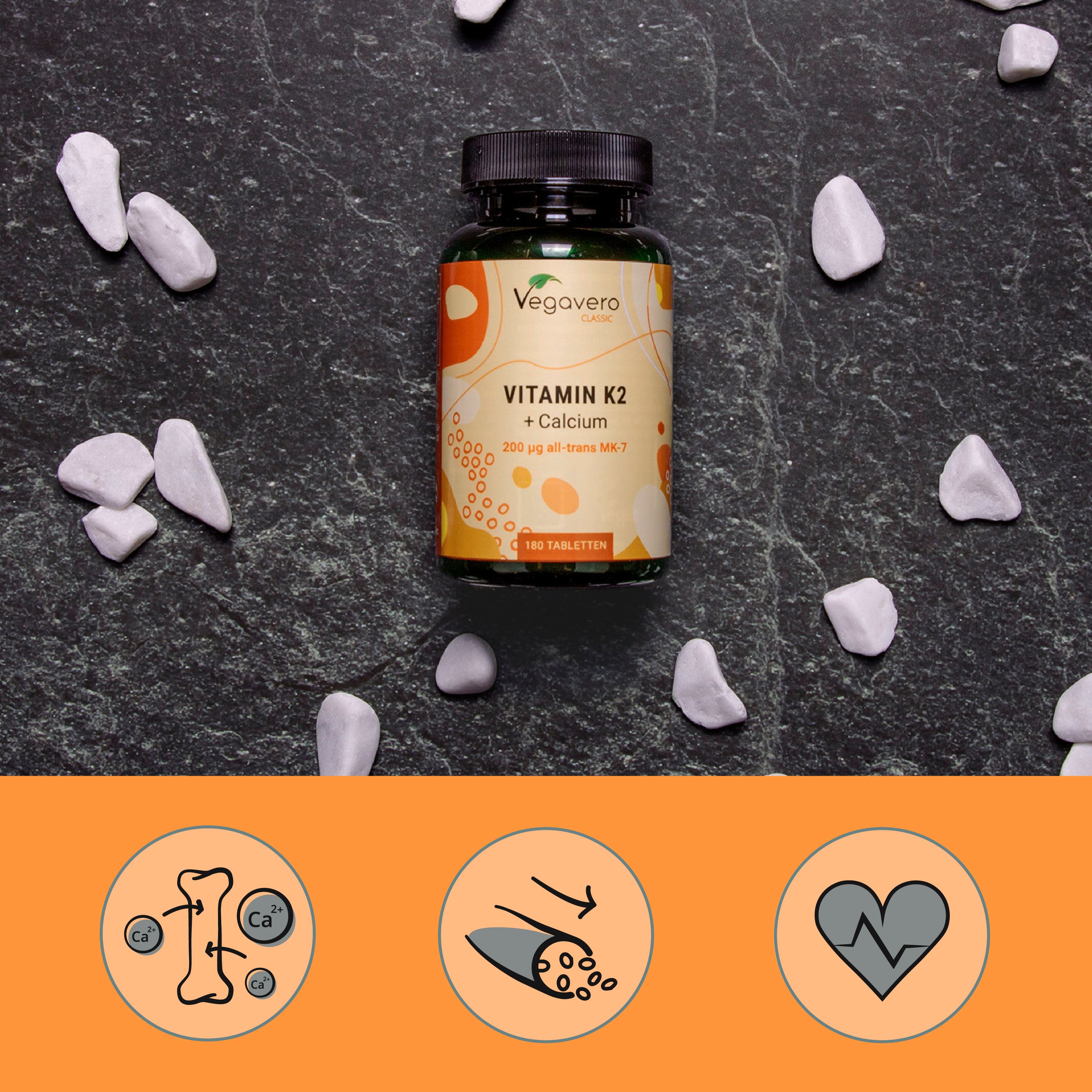 VEGAVERO Vitamin K2 + Calcium Flasche auf dunklem Untergrund mit Steinen. Kreisförmige Icons mit Knochen, Blutgefäßen und Herz.