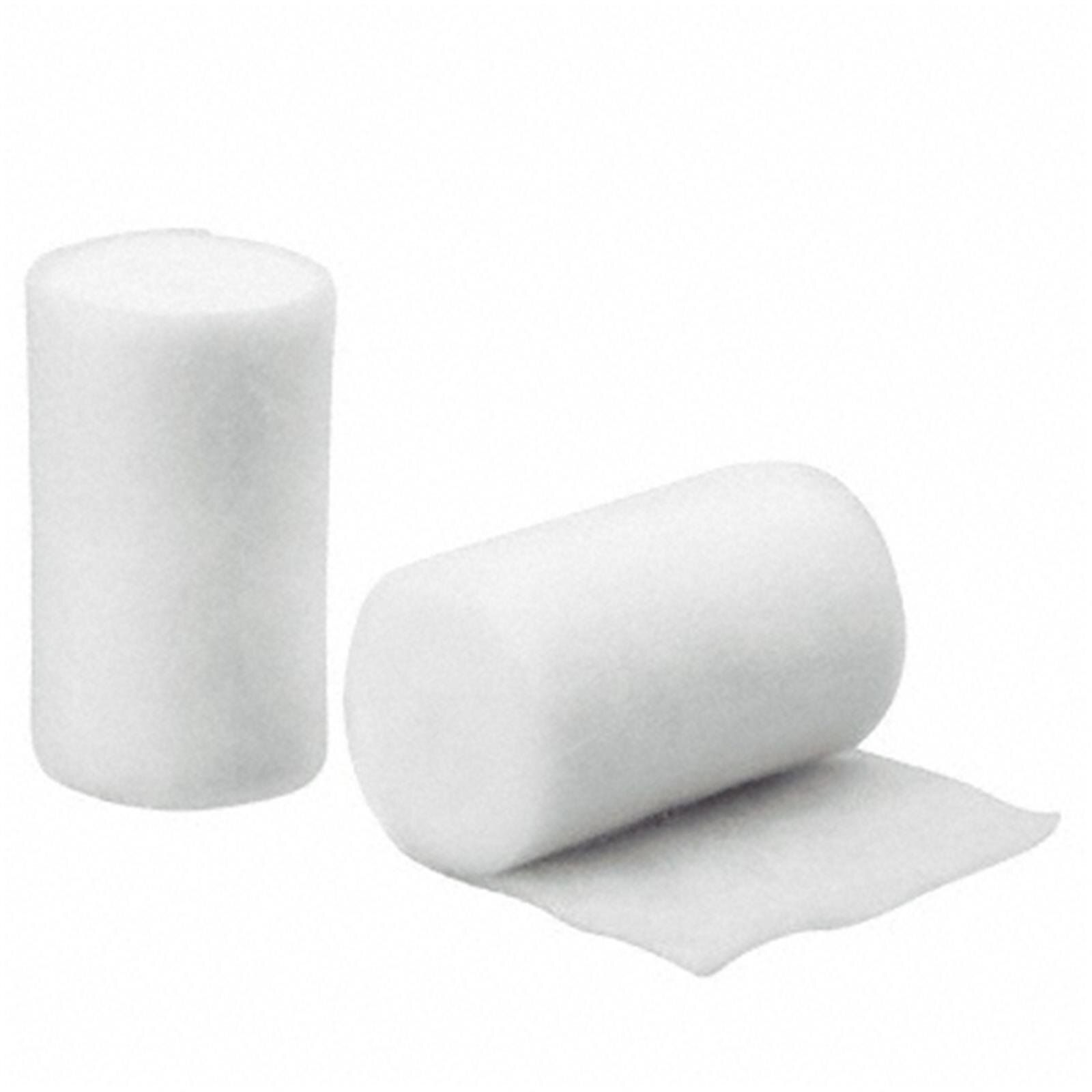 Zwei weiße, zylindrische Polsterwattebinden. Eine steht aufrecht, die andere liegt mit ausgebreitetem Ende.