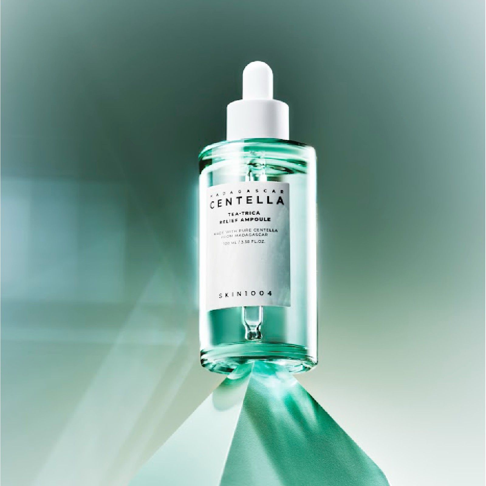 Grüne Glasflasche mit Pipette, 100 ml, schwebt.