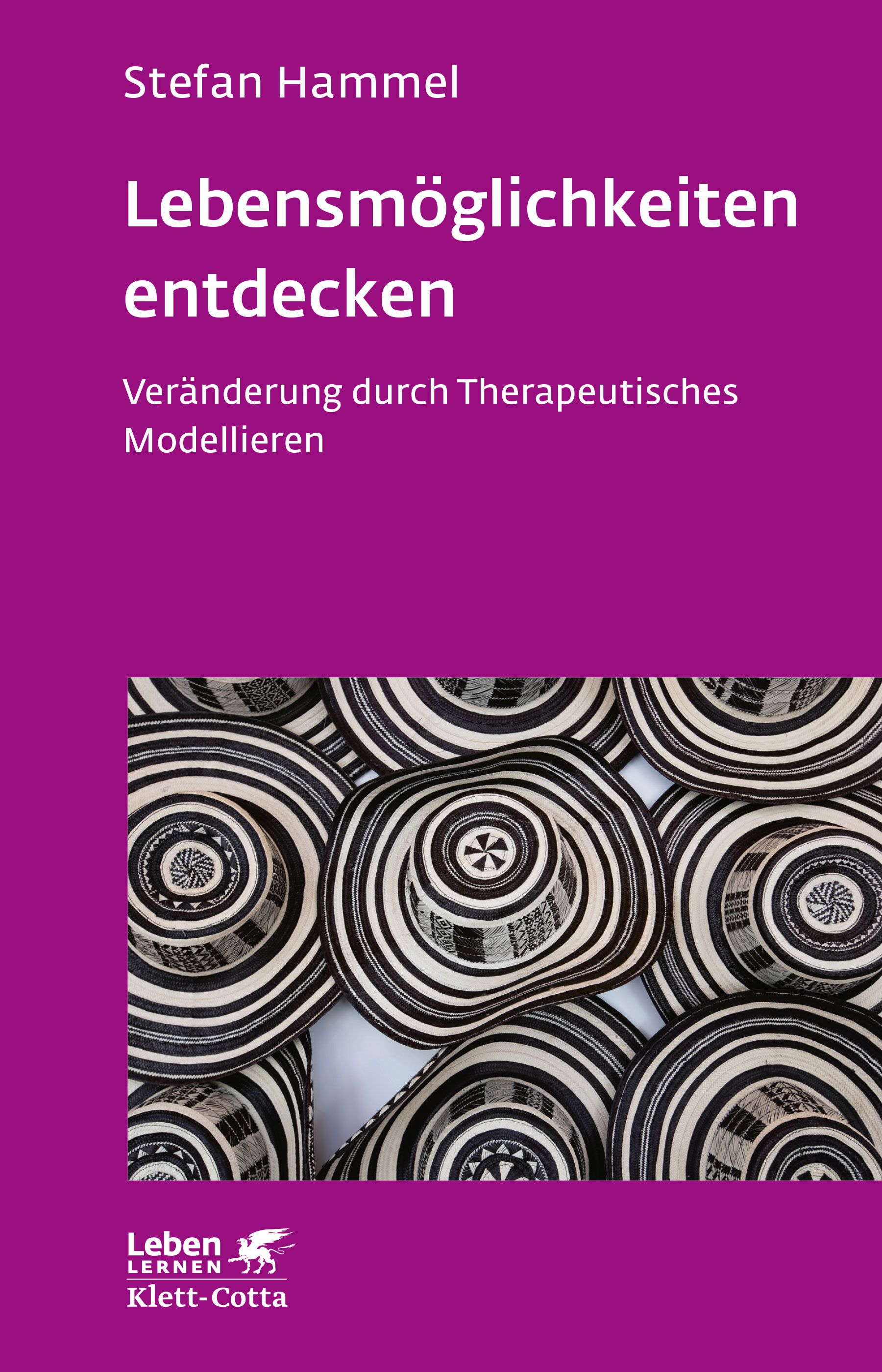 Buchcover mit Titel: Lebensmöglichkeiten entdecken. Autor: Stefan Hammel. Untertitel: Veränderung durch therapeutisches Modellieren. Abbildung: Hüte.