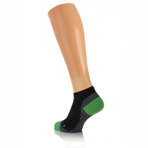 Schwarze Sportsocken mit grünen und grauen Akzenten. Auf einem Beinmodell präsentiert.