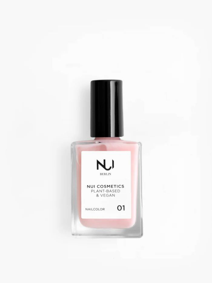 NUI Cosmetics Nagellack in Rosé. Rechteckige Glasflasche mit schwarzem Deckel. Aufkleber mit Logo, Produktname und Farbnummer 01.