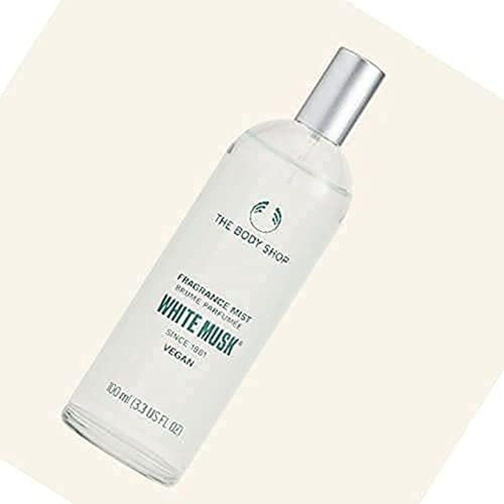 Schräg gestellte transparente Flasche mit weißer Flüssigkeit. Logo und Produktname: White Musk. Text: Fragrance Mist. Vegan. 100 ml.