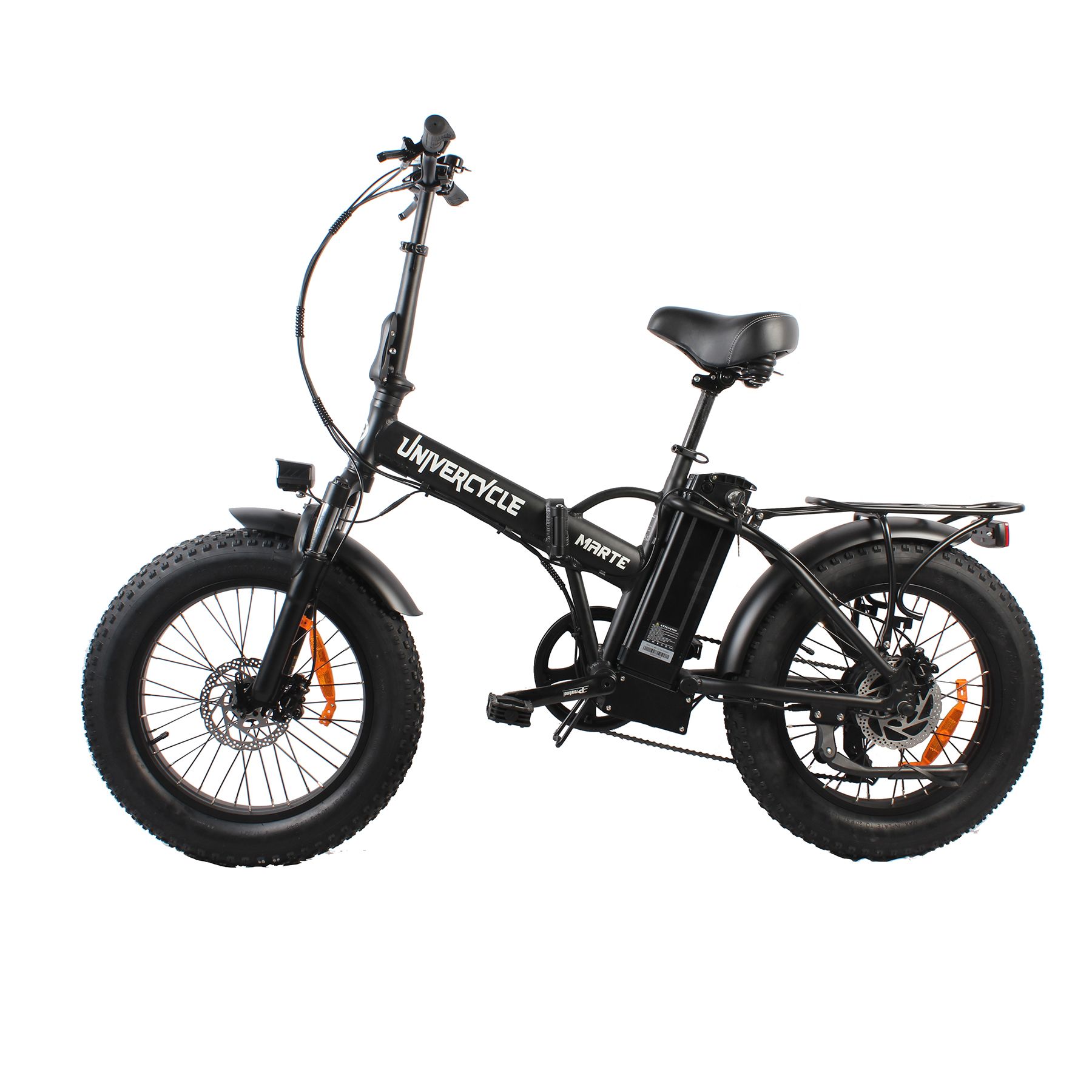 Schwarzes Elektrofahrrad mit breiten Reifen. Marke Univercycle, Schriftzug Marte. Gepäckträger, Sattel, Akku.