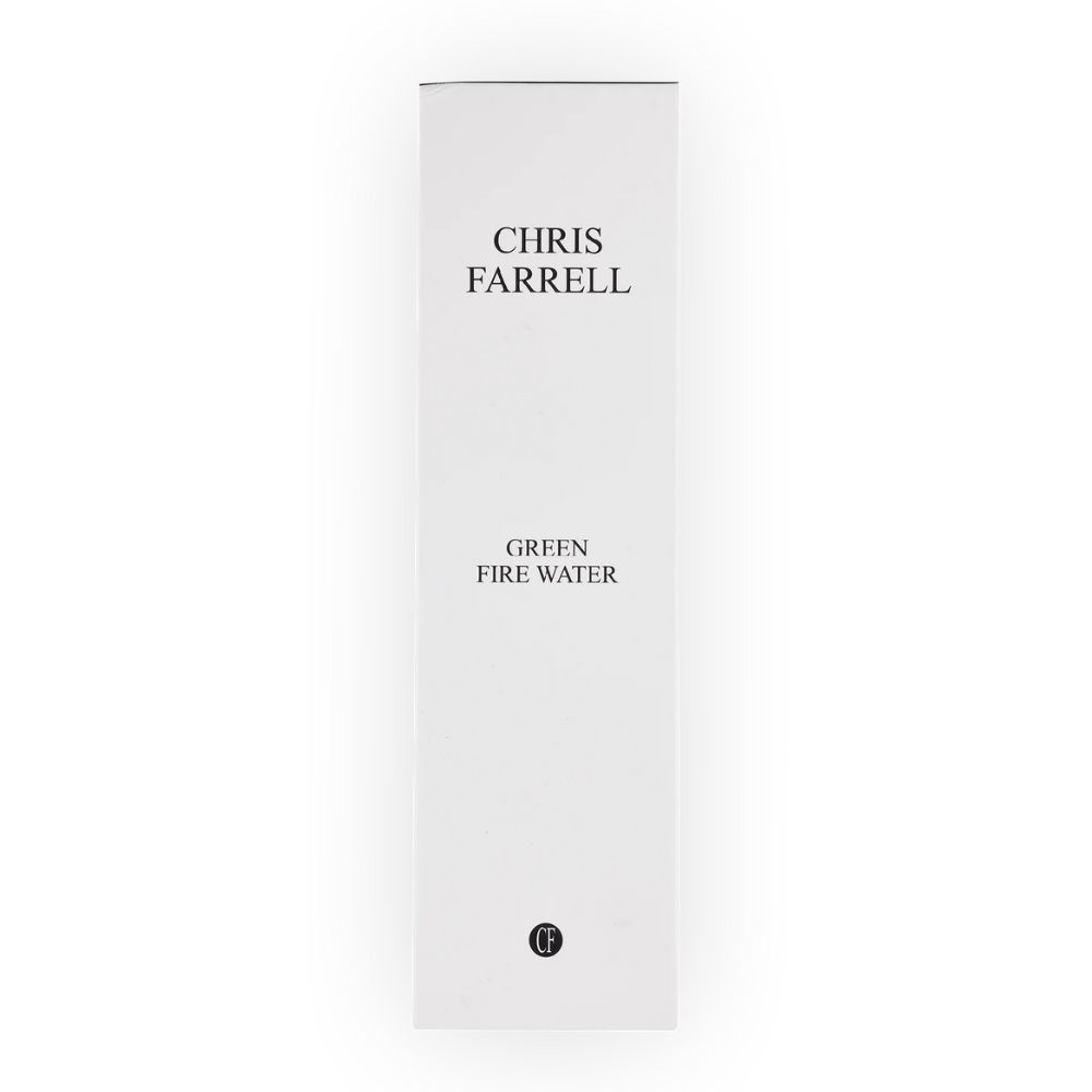 Weiße Verpackung mit schwarzem Text: CHRIS FARRELL, GREEN FIRE WATER. Unten Logo CF. Vertikale Ansicht.
