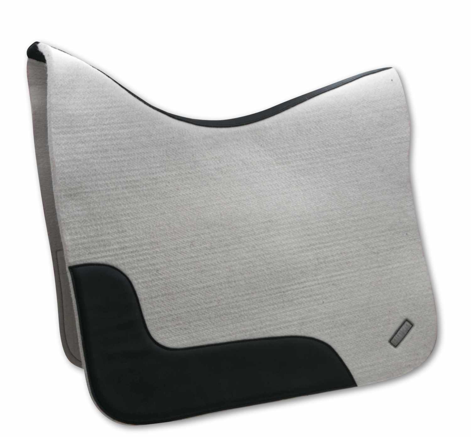 Graue Filzschabracke mit schwarzem Lederbesatz. Eckige Form, leicht geschwungen. Kleines Logo.