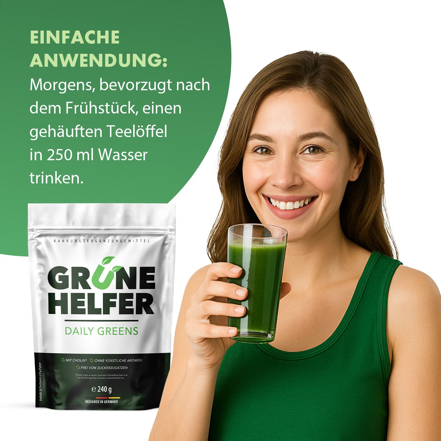 Frau hält Glas mit grünem Getränk. Daneben Produktbeutel. Text: "Grüne Helfer Daily Greens". Auf dem Beutel: "e 240 g".