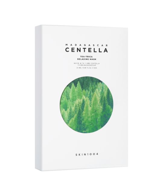 Weiße Box mit Produktnamen und grünem Kreis mit Waldmotiv. Text: Madagascar Centella, Tea-Trica Relaxing Mask, SKIN1004.
