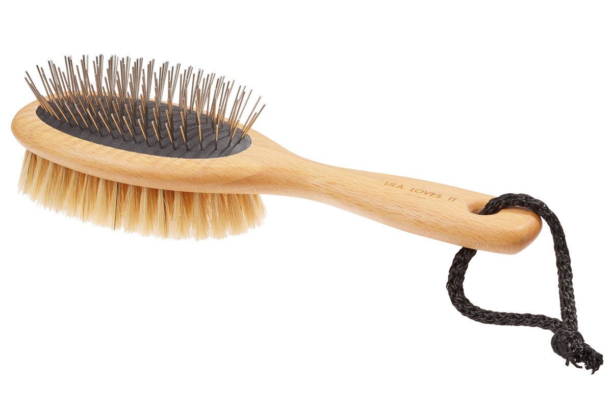 Doppelseitige Bürste mit Holzgriff und schwarzer Schlaufe. Eine Seite mit Borsten, die andere mit Metallstiften. Auf dem Griff steht "LILA LOVES IT".