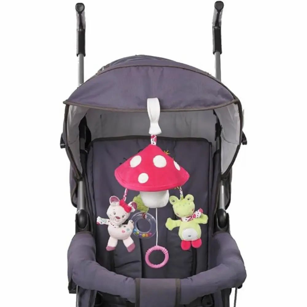 Mobile im Kinderwagen. Mobile mit Pilz, Reh und Frosch. Kinderwagen mit blauem Sitz und Sonnenschutz.