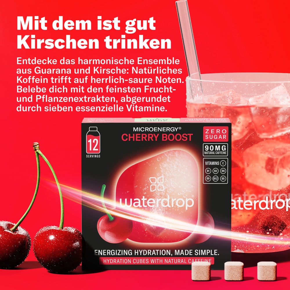Packung waterdrop® Microenergy Cherry Boost neben einem Glas mit Kirschen und Eis.