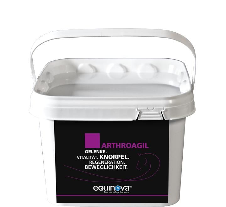 Weißer Eimer mit Griff, schwarzes Etikett mit Produktname Arthroagil und Logo equinova.