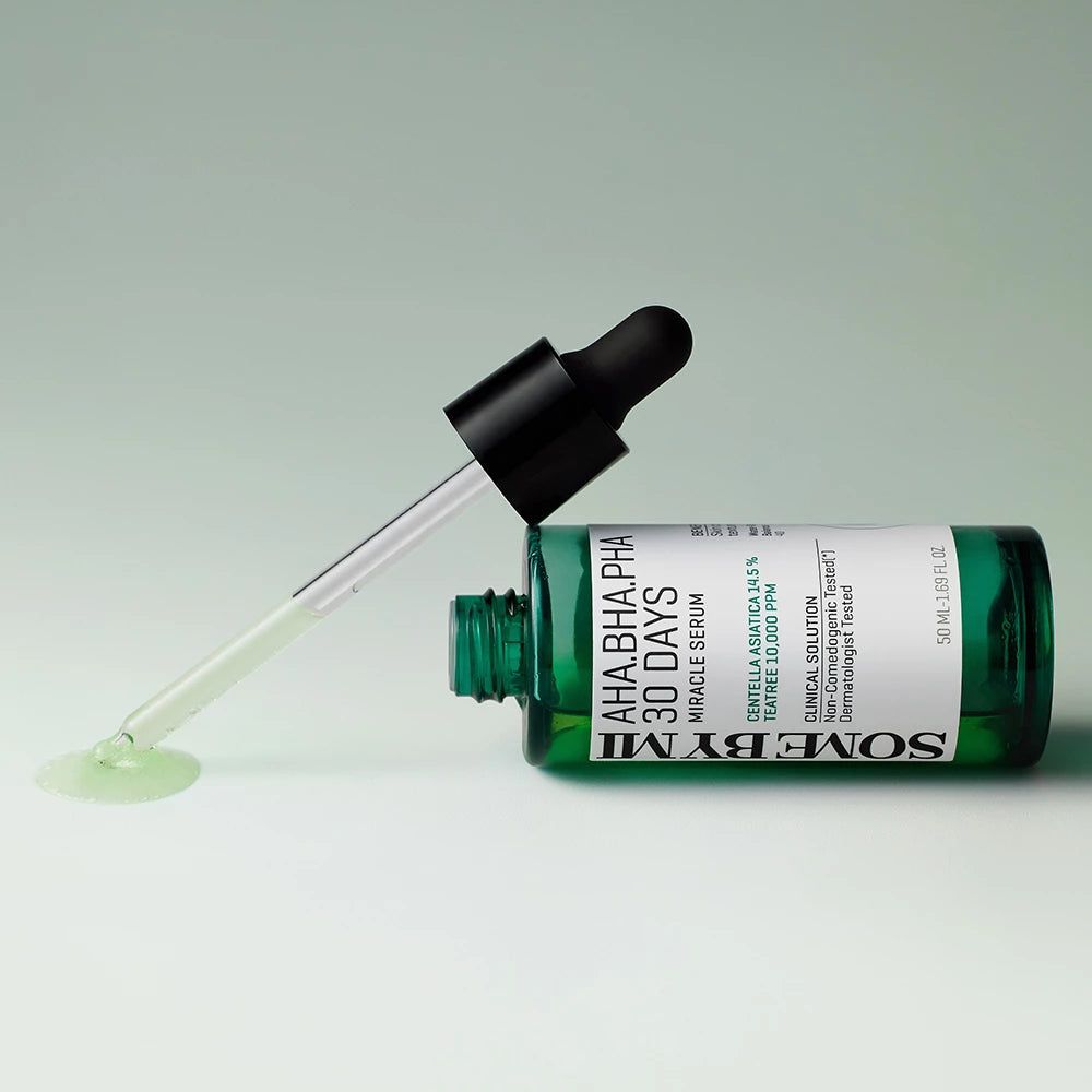 Grüne Serumflasche liegt mit geöffnetem Deckel. Pipette mit Serum daneben. Aufschrift: AHA.BHA.PHA 30 DAYS MIRACLE SERUM.
