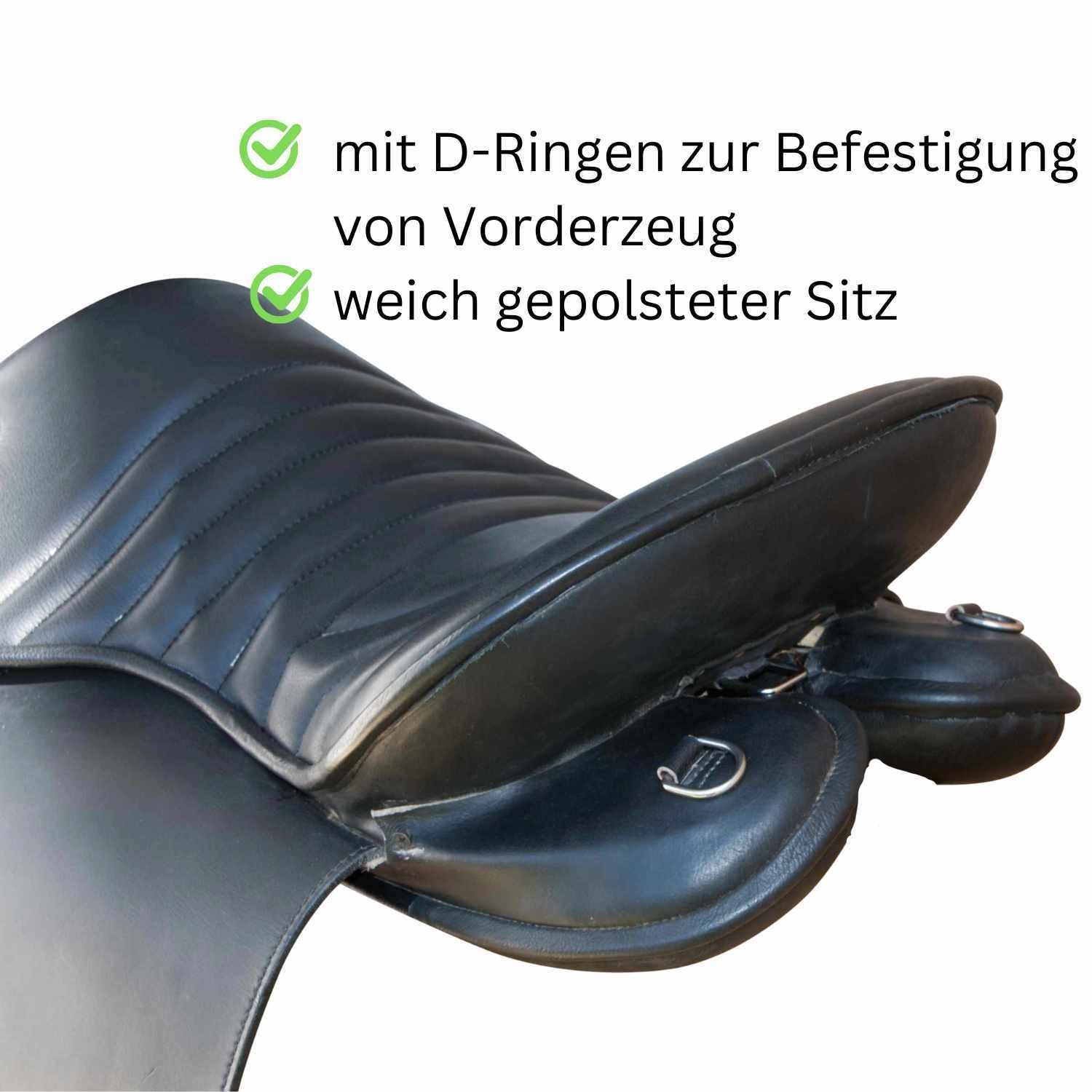 Schwarzer Sattel mit D-Ringen und weich gepolstertem Sitz. Text: mit D-Ringen zur Befestigung von Vorderzeug, weich gepolsterter Sitz.