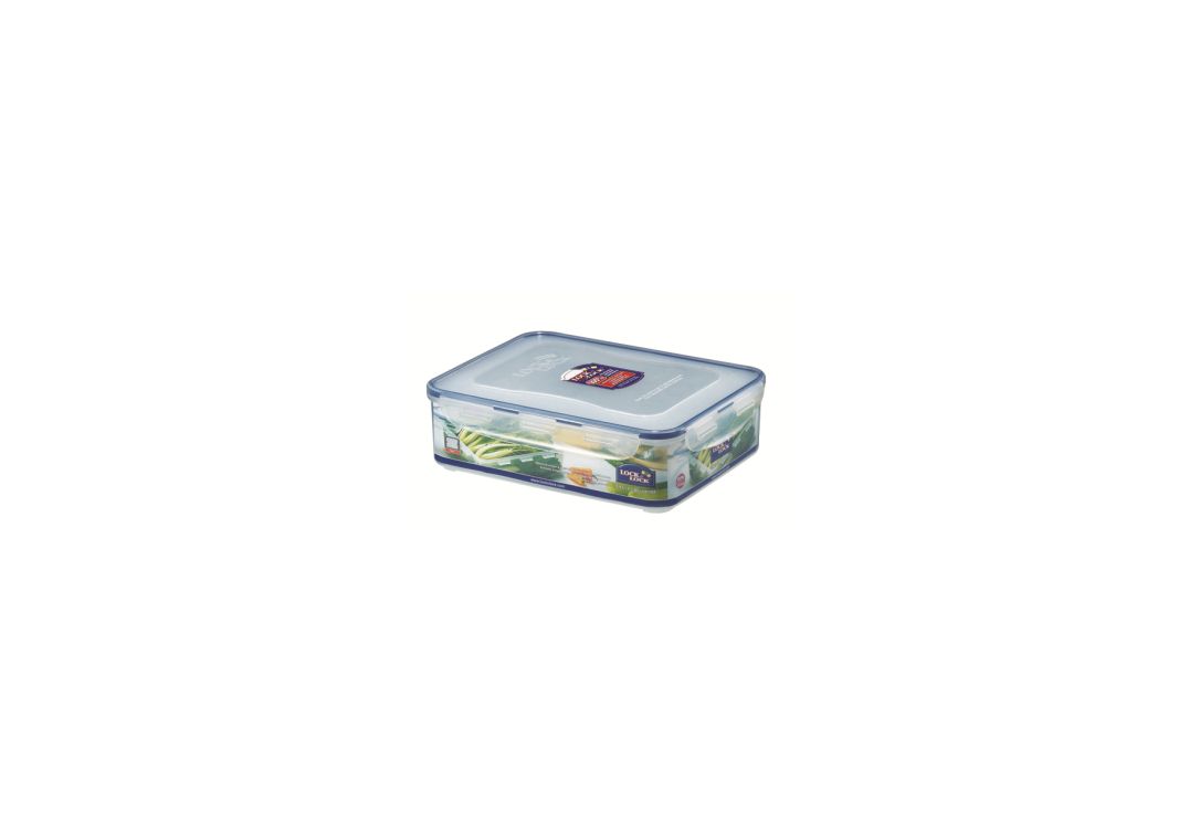 Rechteckige Frischhaltedose mit blauem Deckel. Durchsichtiges Material. Produkt auf weißem Hintergrund.