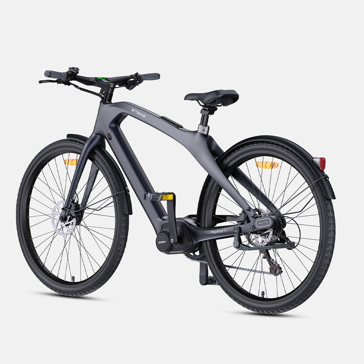 Dunkelgraues Elektrofahrrad, Rückansicht. Schwarze Reifen, Schutzbleche und Sattel. Engwe-Logo.