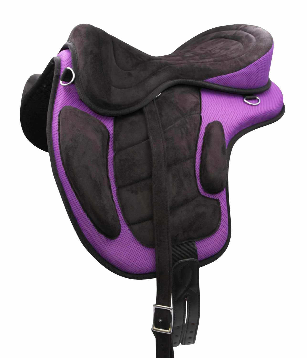 Baumloser Sattel mit lila Seiten und schwarzer Polsterung. D-Ringe und Gurte. Schwarze Riemen mit Schnalle.