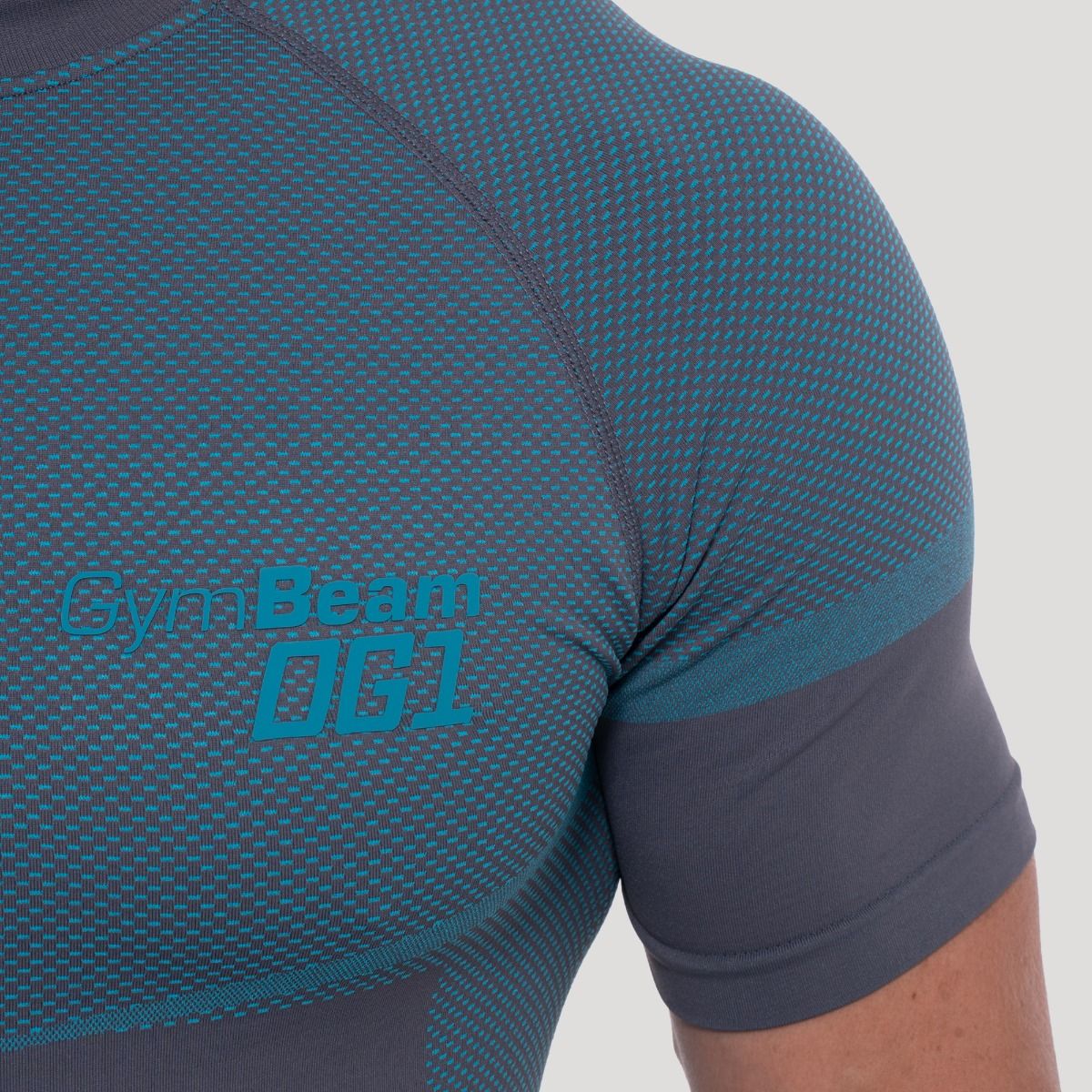 Nahaufnahme des GymBeam OG1 Logos auf dem T-Shirt.