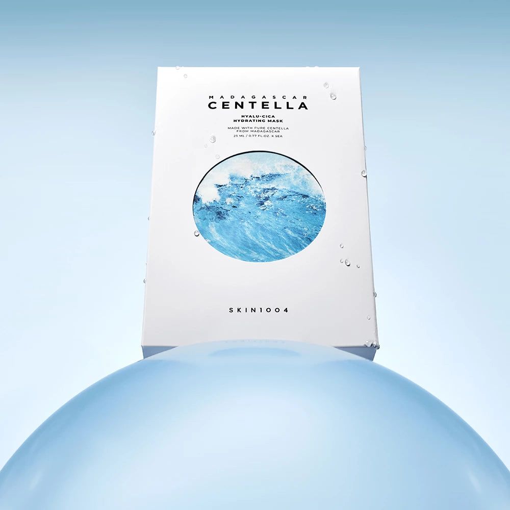 Weiße Produktverpackung mit blauem Wellenmuster. Aufschrift "Madagascar Centella Hyalu-Cica Hydrating Mask".