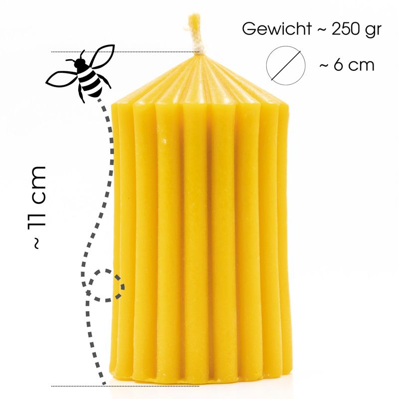 Gelbe Wachskerze mit geriffelter Oberfläche. Maße: ca. 11 cm hoch, 6 cm Durchmesser. Gewicht ca. 250 g. Mit Biene-Illustration.