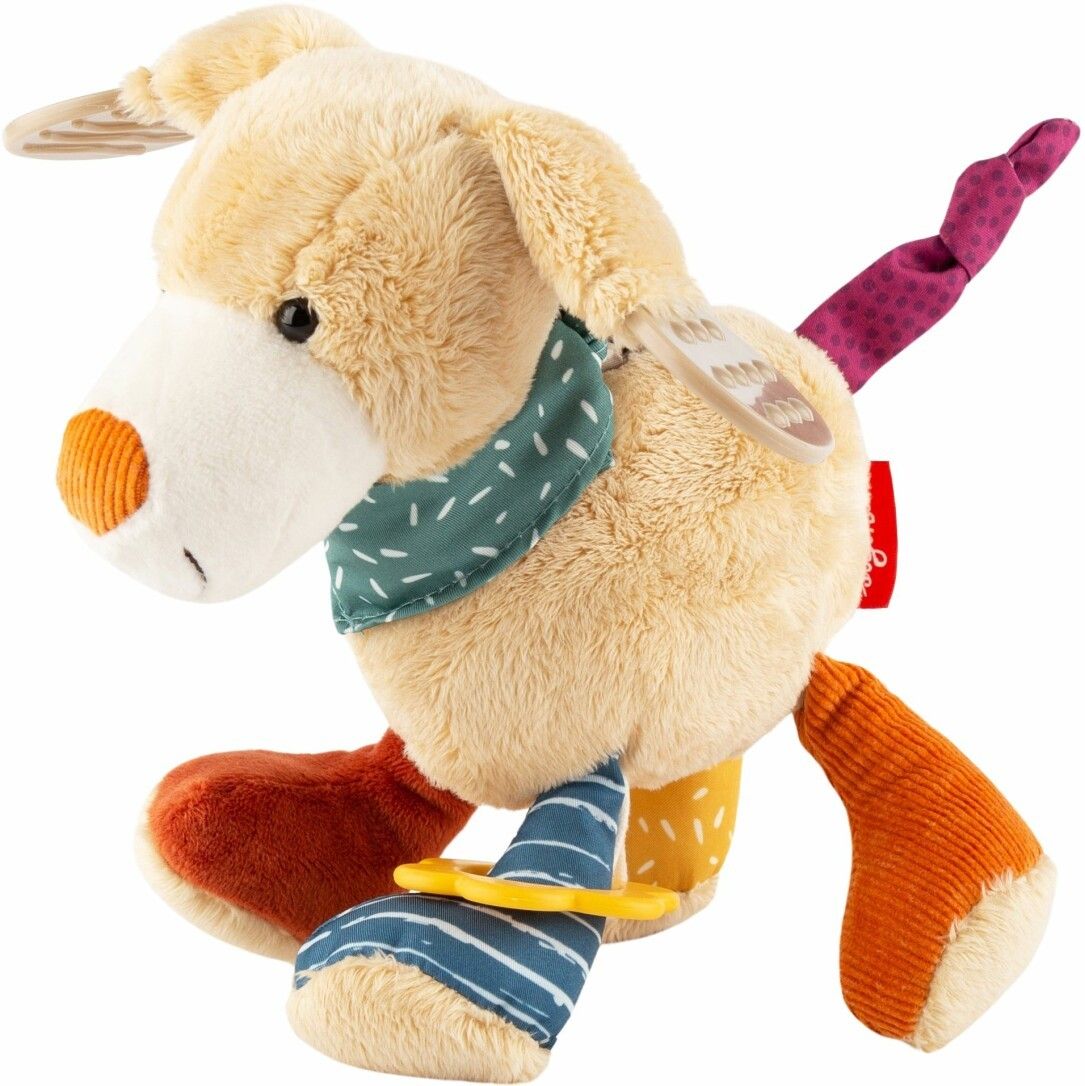 Beigefarbener Stoffhund mit orangefarbener Nase, grünem Halstuch und bunten Beinen. Roter Aufnäher.