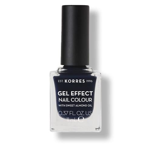 KORRES Nagellack in Stahlblau. Flasche mit schwarzem Deckel. Aufschrift: GEL EFFECT NAIL COLOUR, 0.37 FL. OZ. U.S. 11 ml.