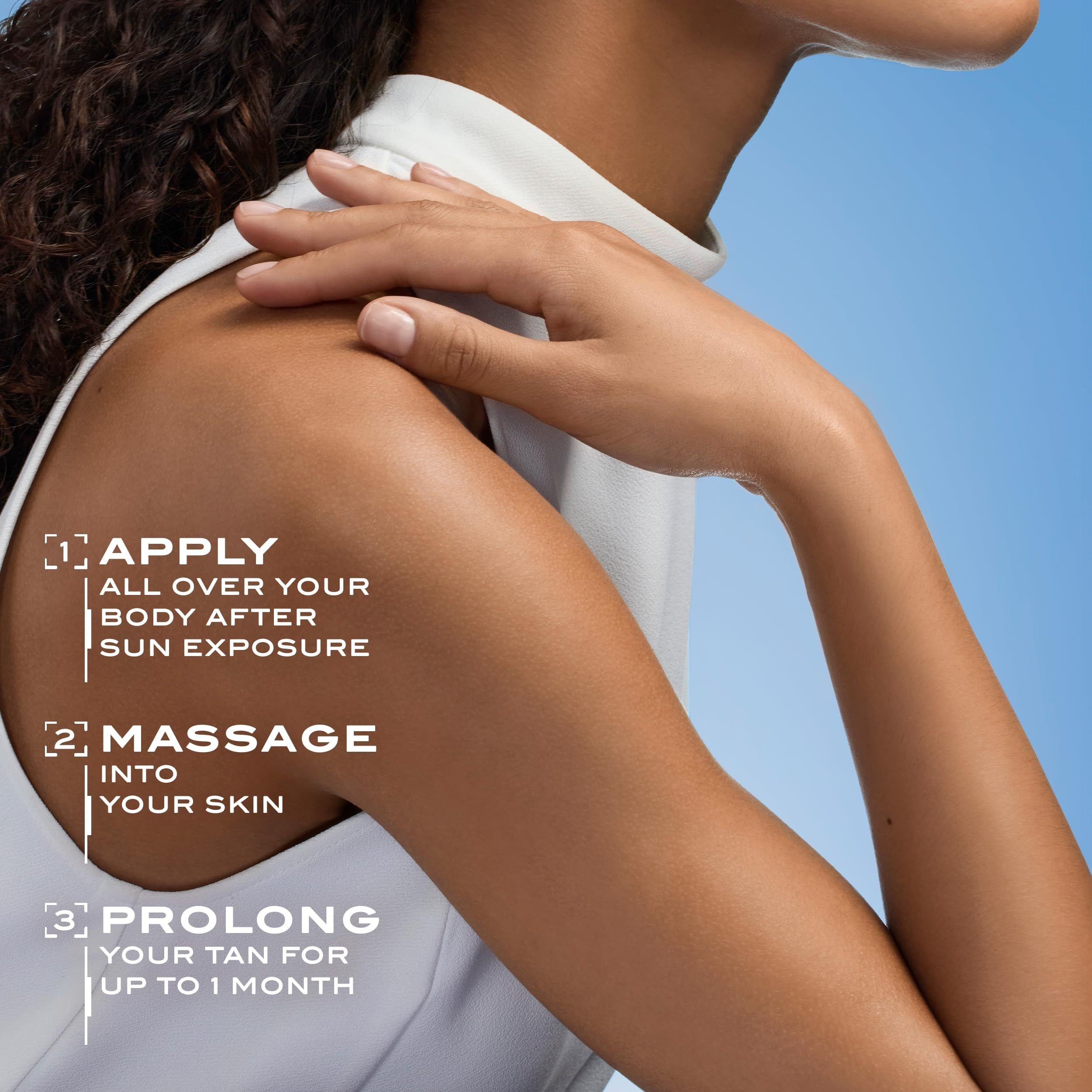 Arm mit gebräunter Haut. Text: Auftragen, einmassieren, Bräune verlängern. Blauer Hintergrund.