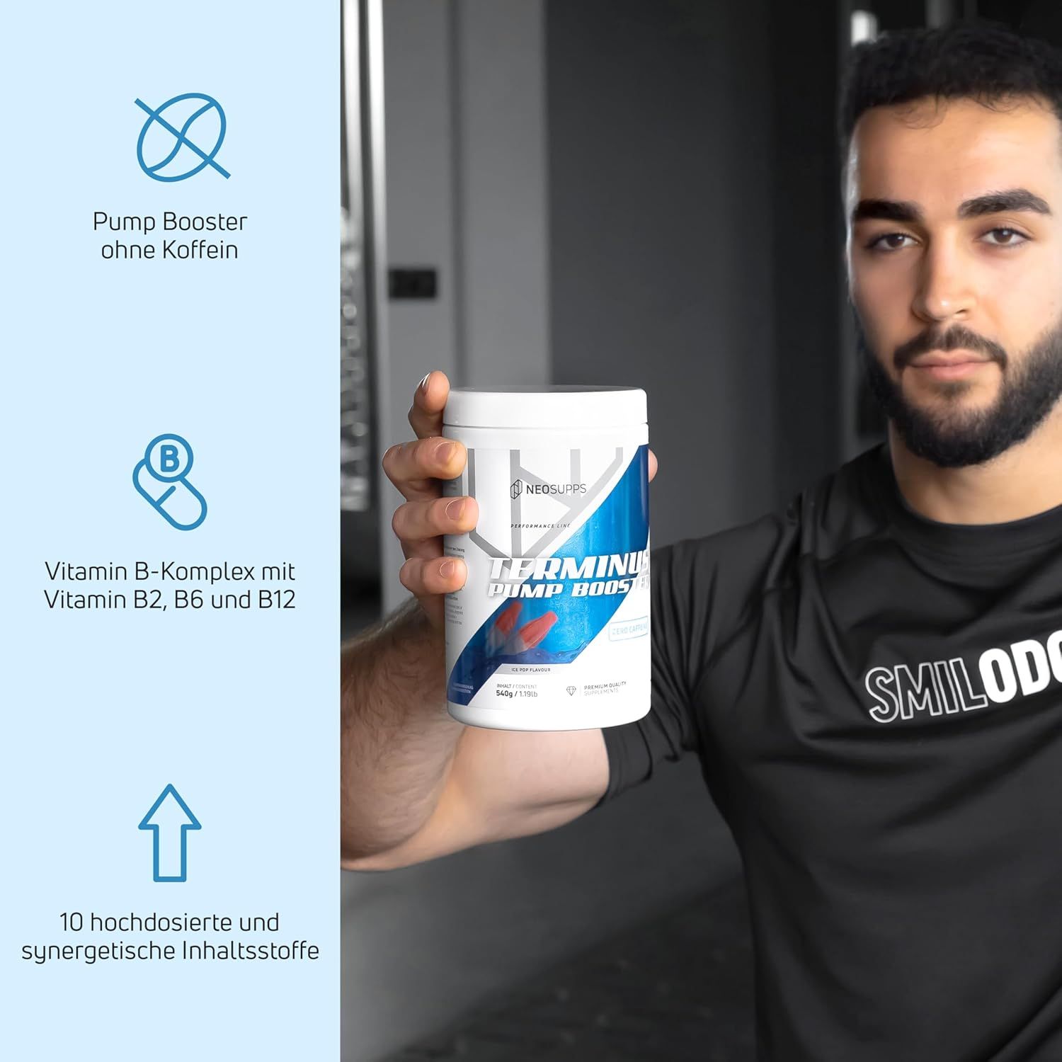 Mann hält Dose. Aufschrift: TERMINUS PUMP BOOSTER. Blaue und weiße Dose. Text: Pump Booster ohne Koffein, Vitamin B-Komplex, 10 Inhaltsstoffe.