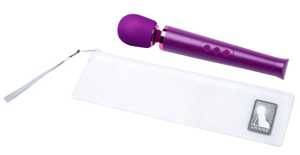 Lila Le Wand Petite Vibrator mit Aufbewahrungstasche.