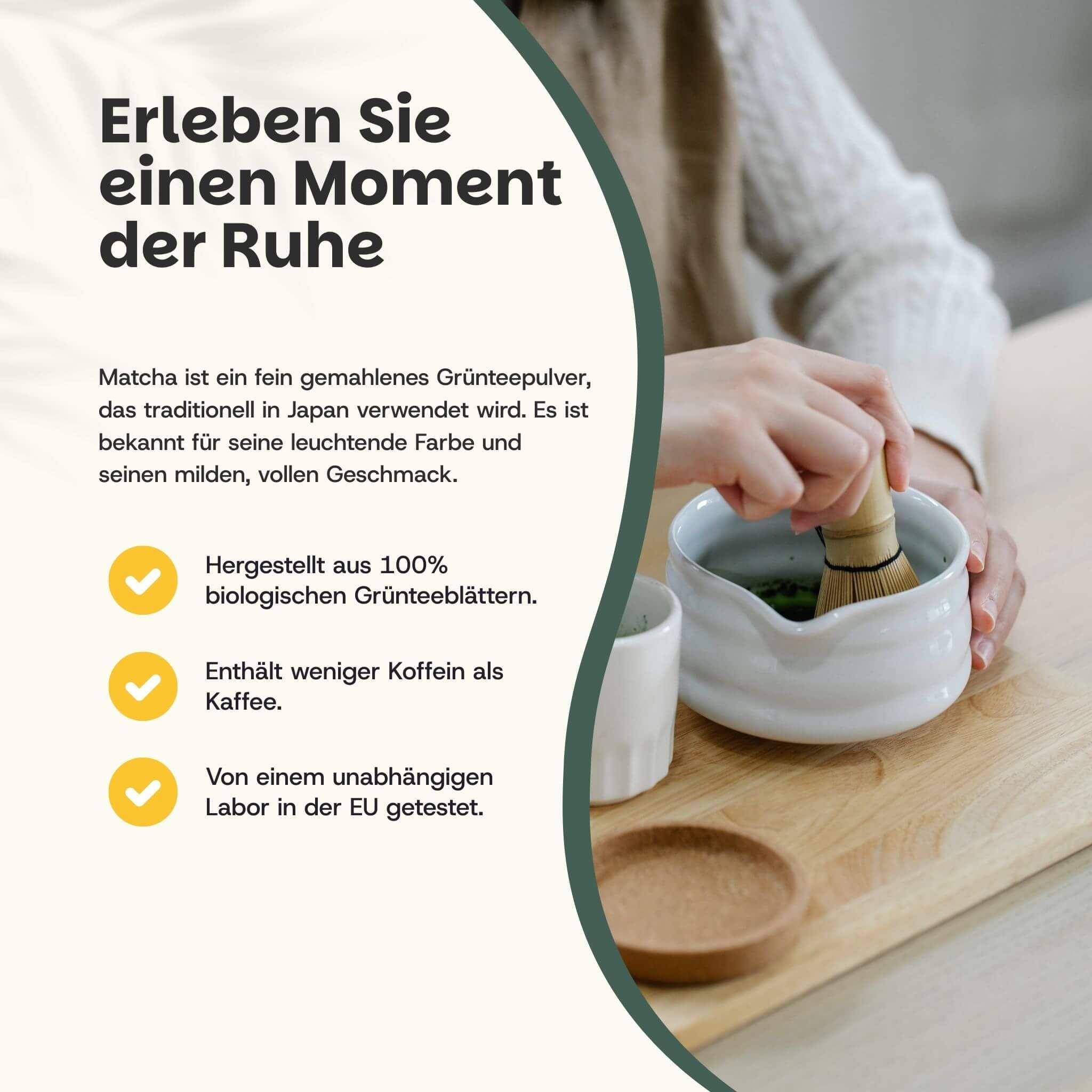 Person bereitet Matcha-Tee zu. Schale, Bambusbesen, Holzbrett. Text: „Moment der Ruhe“ und Vorteile.