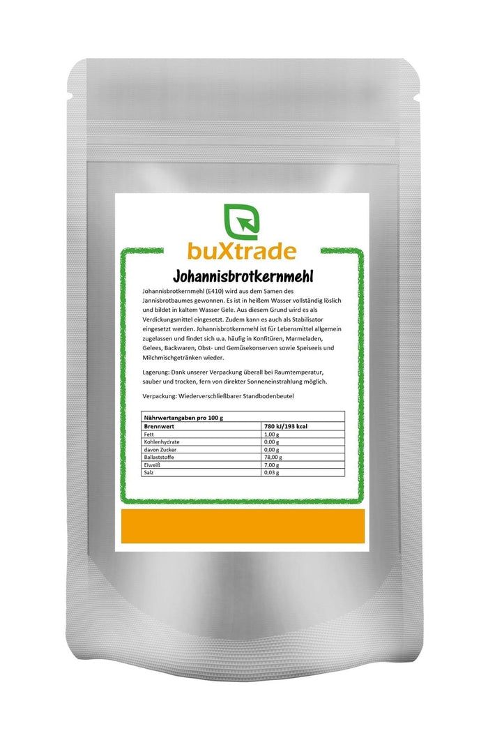 Beutel mit buXtrade Johannisbrotkernmehl Pulver. Weißes Pulver, grüne und orangefarbene Etiketten mit Text und Nährwertangaben.