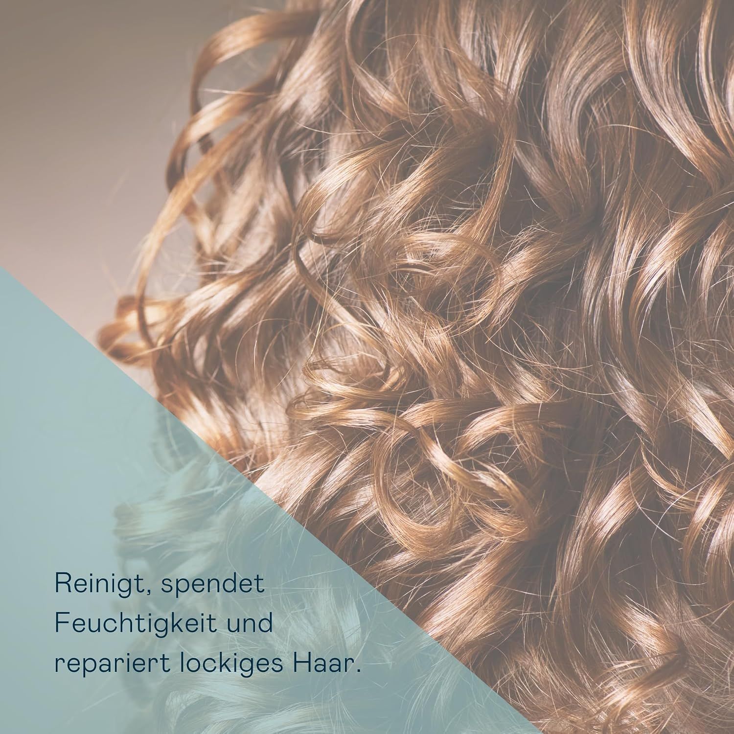 Nahaufnahme von blonden, lockigen Haaren.